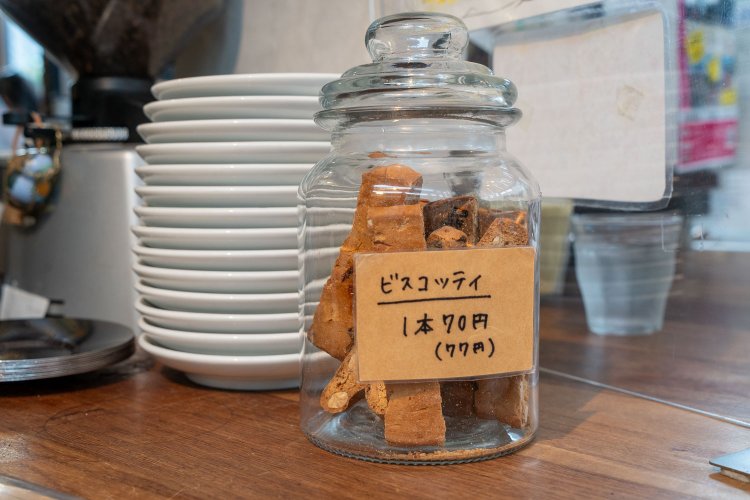 イタリアの焼き菓子、ビスコッティはイートイン77円、テイクアウト75円。甘くて生地が固く、子供たちが夢中になる。