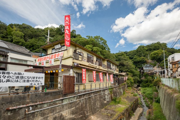 神戸の中心地から西へ4kmほどの場所に位置する、街なかの秘湯「湊山温泉」（撮影=中野一行）。