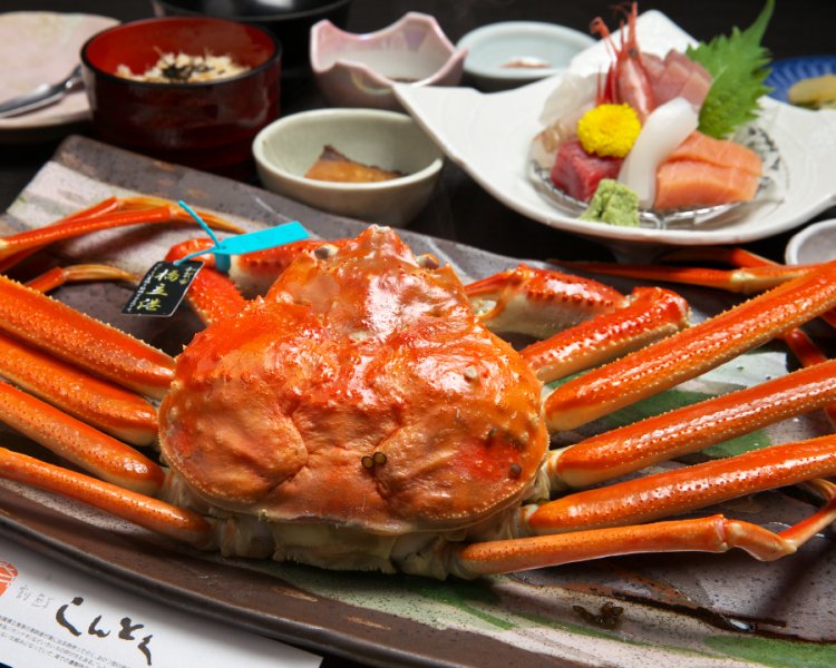 石川県が誇る加能ガニを提供する『割鮮（かっせん）しんとく』の活かに御膳。