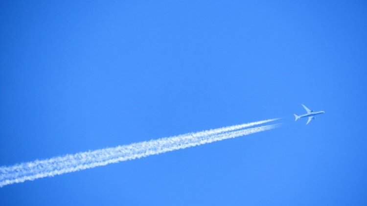 秋晴れの空を見上げて飛行機雲を観察してみて（画像＝写真AC）。
