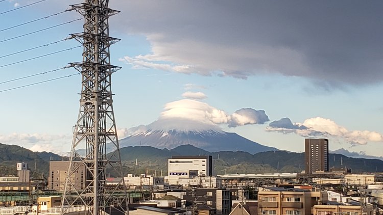 富士山が笠をかぶったように見える雲。天気下り坂のサインとして有名。