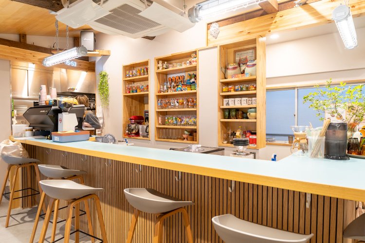 2階。カウンター席とベンチ席、テーブルがある。