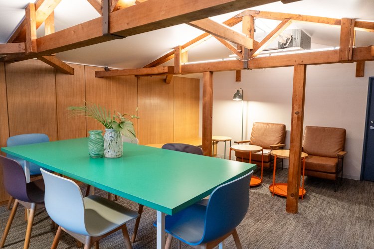 グループや子供と一緒に利用する人も多い3階。