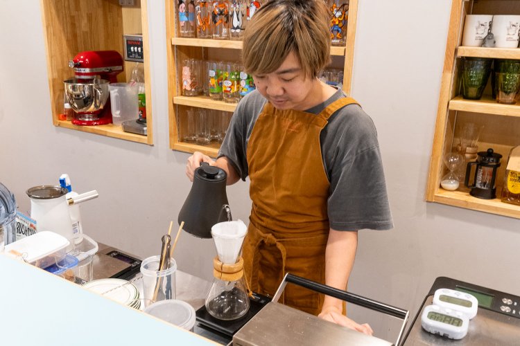 バリスタを務めるのは響大さん。シングルオリジンのコーヒーは、ケメックスの器具を使って抽出する。
