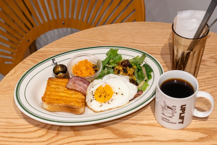 高円寺のカフェ『UPLIFT coffee&breakfast』で絶品モーニングを。金物店跡に家族で開いた街への愛あふれる店