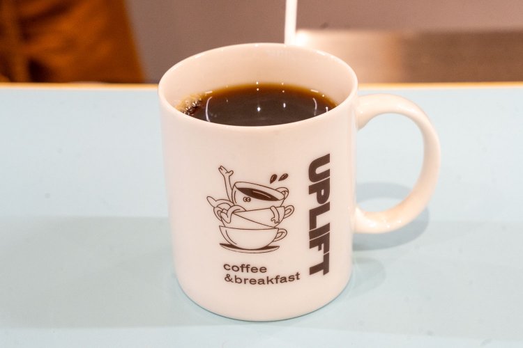 マシン抽出のUPLIFTブレンドは480円。ケメックスでいれるシングルオリジンコーヒーは600円。