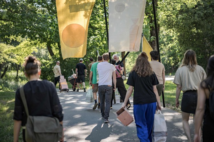 アダム・ロイガート【参考作品】《FOR THE PUBLIC I-III》2024年。