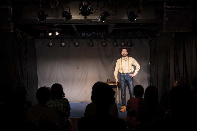 取材時の「打倒NEET芸人ライブ」出場芸人、よく来たな大岩。