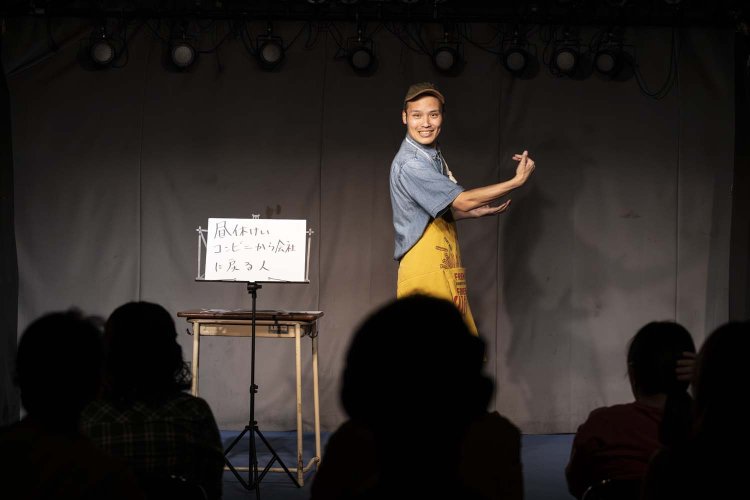 取材時の「打倒NEET芸人ライブ」出場芸人、ちぇく田。