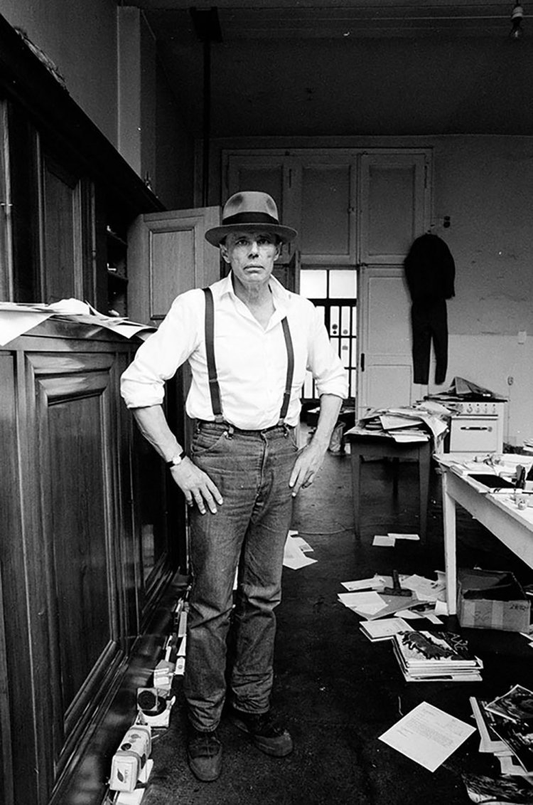 若江漢字撮影「ヨーゼフ・ボイス　デュッセルドルフのアトリエで　1983年7月16日」。