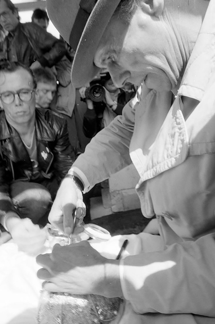 若江漢字撮影「ヨーゼフ・ボイス　ドクメンタ7でのアクション　1982年6月30日」。