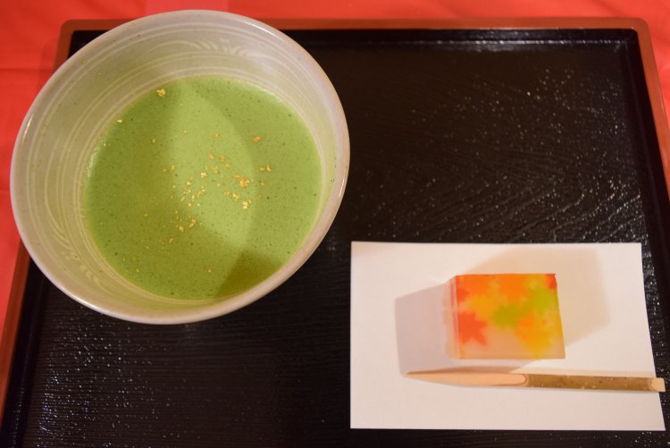 散策のお供にぜひ味わいたい、抹茶と和菓子のセット（過去の様子）。