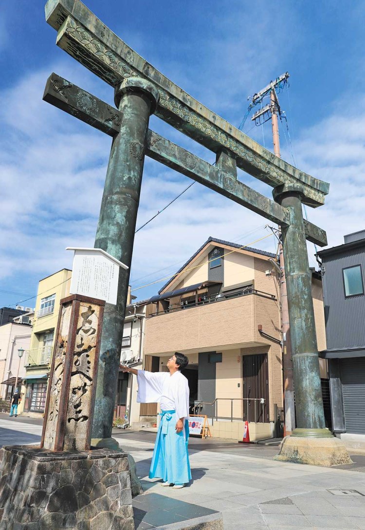 東海道を行く旅人を見守り続けた桑名宗社の鳥居。伊勢湾台風の傷痕も残る。