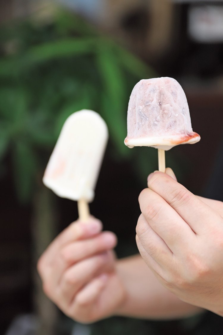 復活した『マルマン』のアイスまんじゅう220円（手前）とフルーツ味200円。