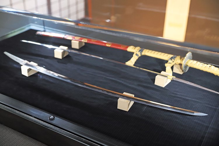 この日、桑名宗社の「眺憩楼（ちょうけいろう）」では、2代目・村正が奉納した太刀の写しと鎌倉時代作の「末行」という古刀を展示。3カ月に1回展示替え。