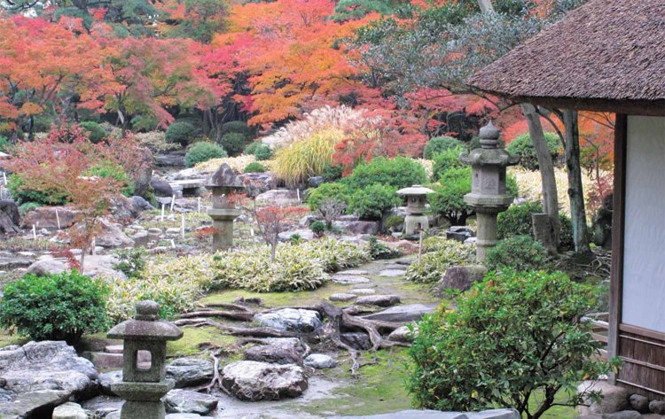 初代諸戸清六の住居が残る諸戸氏庭園。2025年12月7日まで秋の一般公開中。月休（写真＝諸戸財団）。