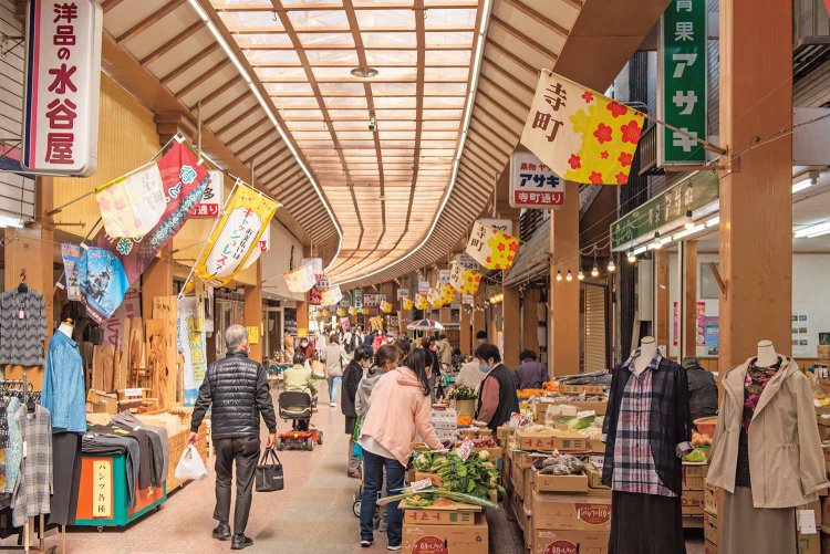 寺町通り商店街で毎月3と8がつく日に開かれる朝市、三八市。