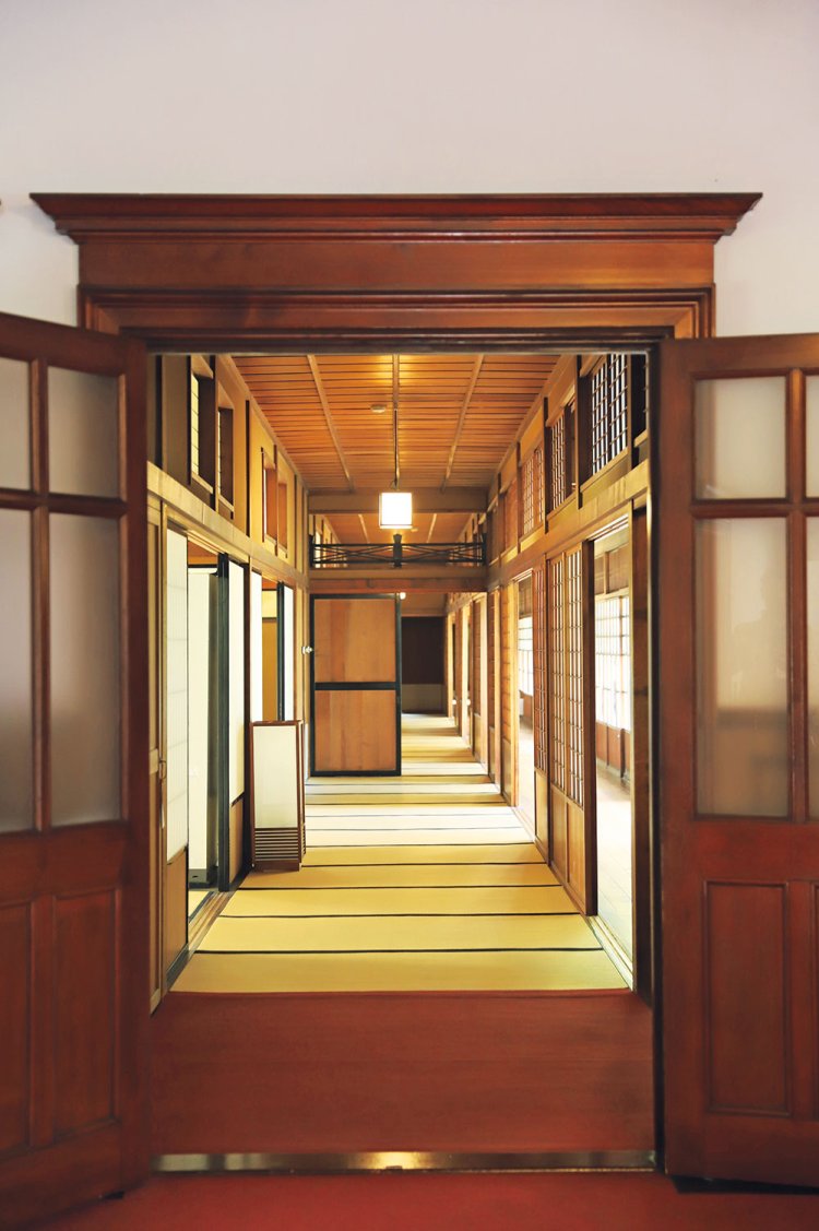 『六華苑』の廊下。洋館と和館が壁一枚を隔て、真っすぐつながっている。