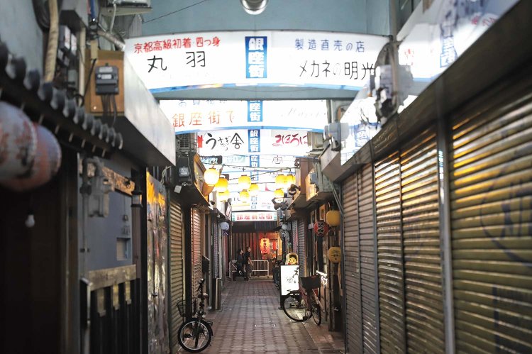 桑名駅前には銀座商店街（写真）などレトロな風景も。