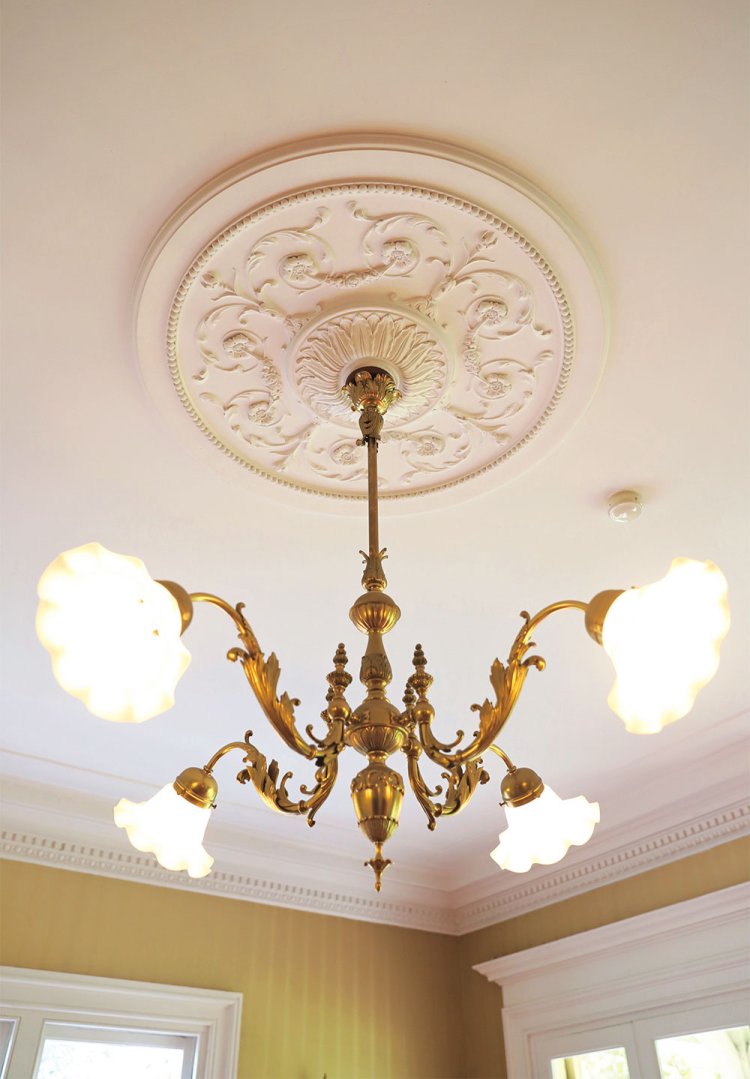 庭園も池泉回遊式庭園と芝生広場で和洋折衷。天井にはコンドルが多用したバラの意匠が。