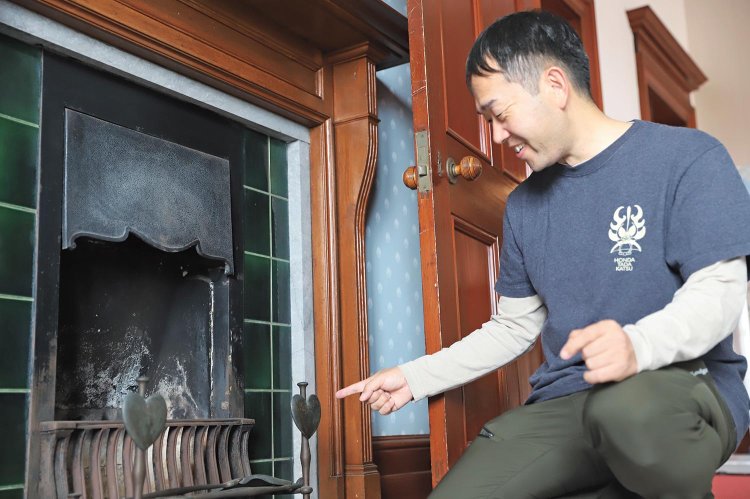 「暖炉の火かき棒などハート形の意匠も散見できます」と石神教親（のりちか）苑長。