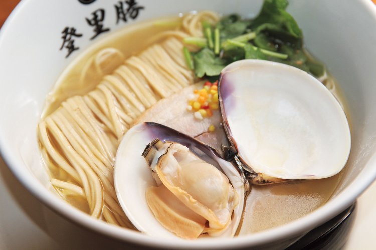 自家製の平打ち細麺の上に桑名産ハマグリがのる。