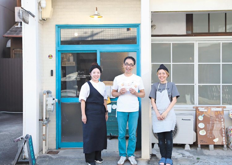 「近くでホテル兼カフェの『ムギノワ』も開業しました」と代表の保田與志彦さん（中央）。