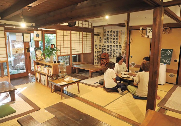 戦後築の風情ある商家を改装。