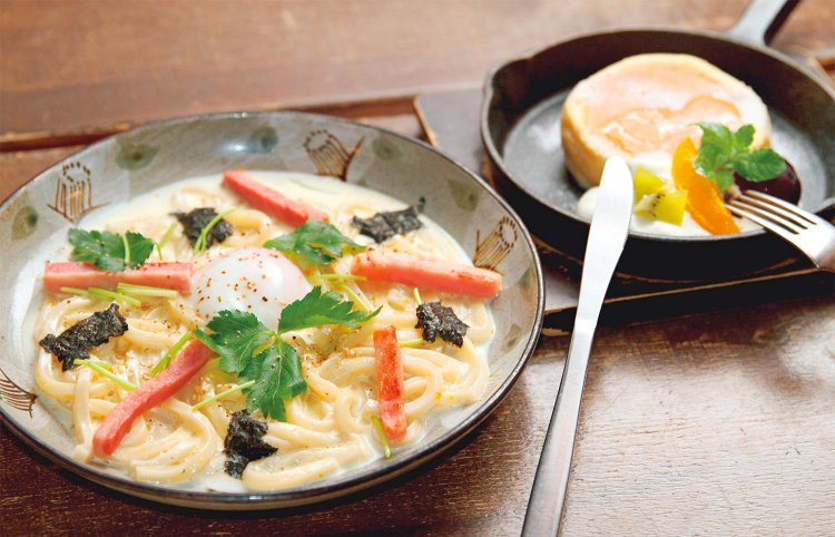 桑名もち小麦粉のうどんで作る和るぼなーら1200円、パンケーキはんぶん550円。
