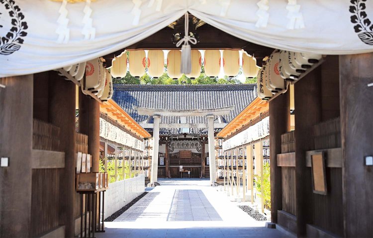 今年改修された参道。その先の右に桑名神社、左に中臣神社が鎮座。