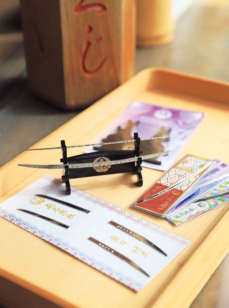 村正のペーパーナイフ1200円、村正御守1000円など。