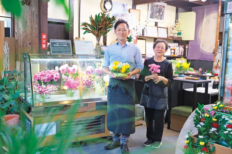 寛之さんとお母さん。1階が生花店だと安心感があるという宿泊客も。