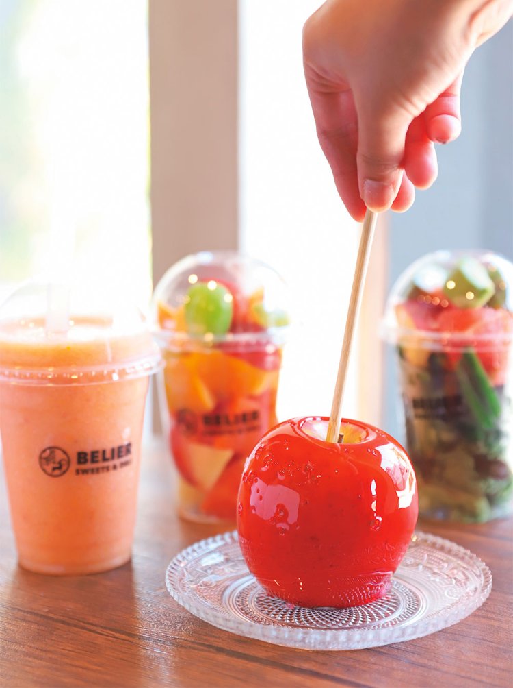 注文後にカップの中身をミキサーにかけるフルーツスムージーとグリーンスムージーは各650円。