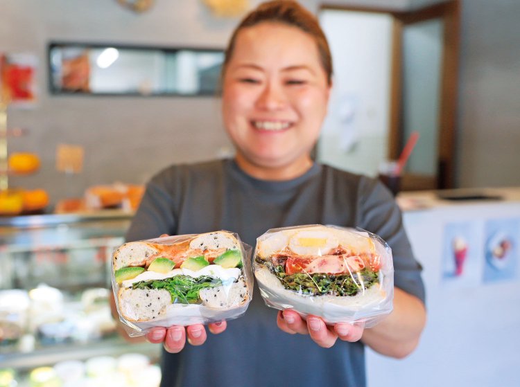 野菜たっぷりのサンドイッチも。