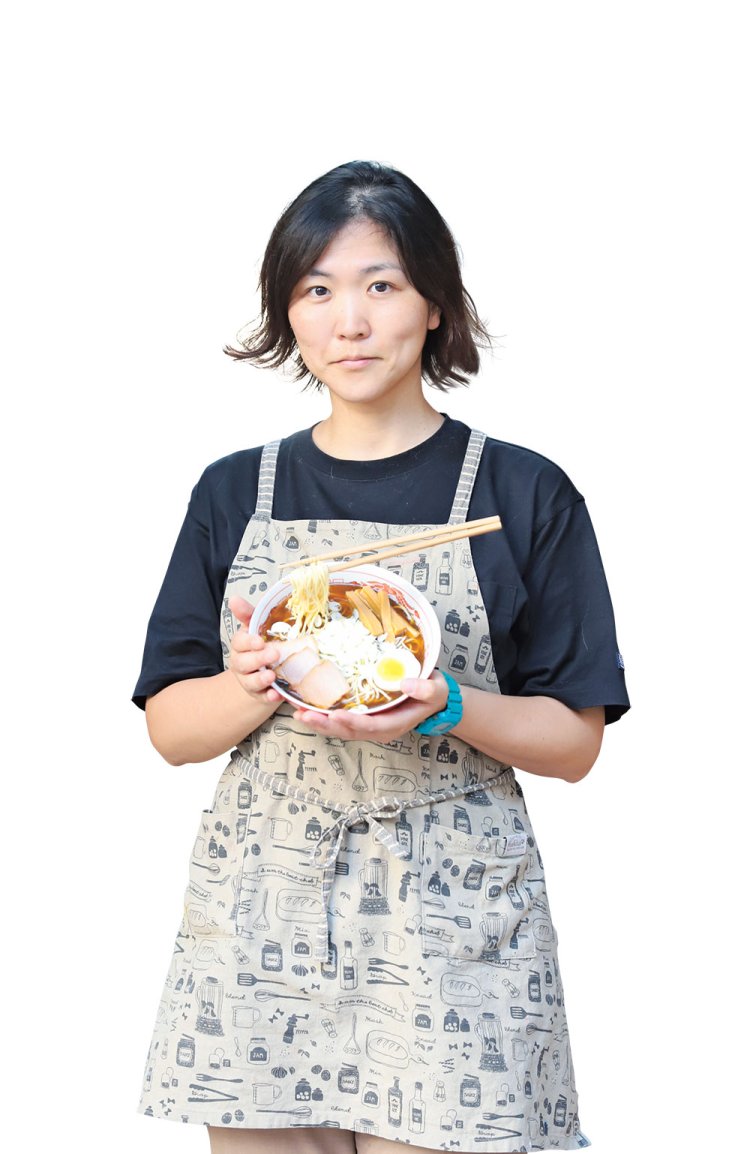 『安藤食品サンプル製作所』の安藤恭子さん。「桑名市物産観光案内所でも都饅頭ストラップやアイス饅頭キーホルダーを販売しています」。