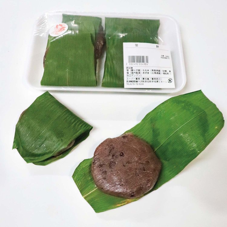 餅粉と茹でた小豆と搗き合わせ、蒸したものを笹の葉で包む、名物「笹餅」4個入りは堂々人気No.1！