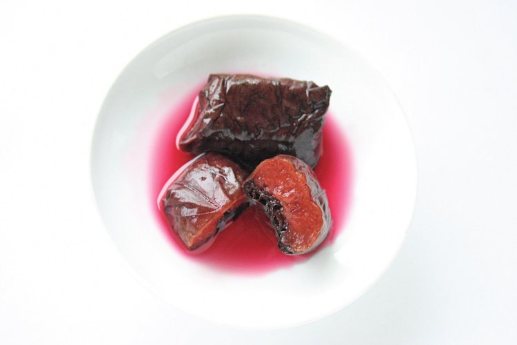 梅という名の杏食品。杏をシソの葉で巻き梅酢とハチミツで漬けた、津軽地方伝統の味。ヤマイチ「あんず梅」。