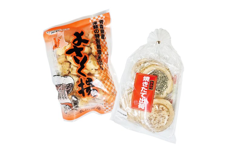 鯵ヶ沢の北川商店製、津軽特別栽培米100％使用「よさく揚」と、東北みやげ煎餅製「みみ付焼きたて出荷」。