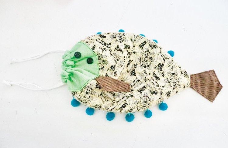 着物やネクタイ、ジーンズなどをシャツ、ポシェット、バッグ、リバーシブル帽子に変身させる。