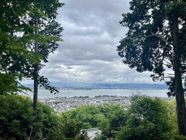 高台の境内からは琵琶湖が望める。