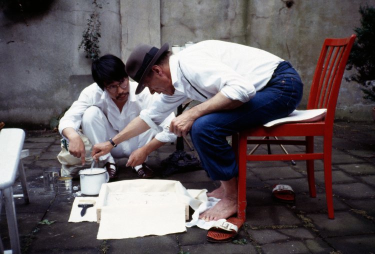 ドキュメント写真を多数初公開！ 「若江漢字とヨーゼフ・ボイス　撮影されたボイスの記録、そして共振」が11月15日～2月23日、『神奈川県立近代美術館 葉山』で開催