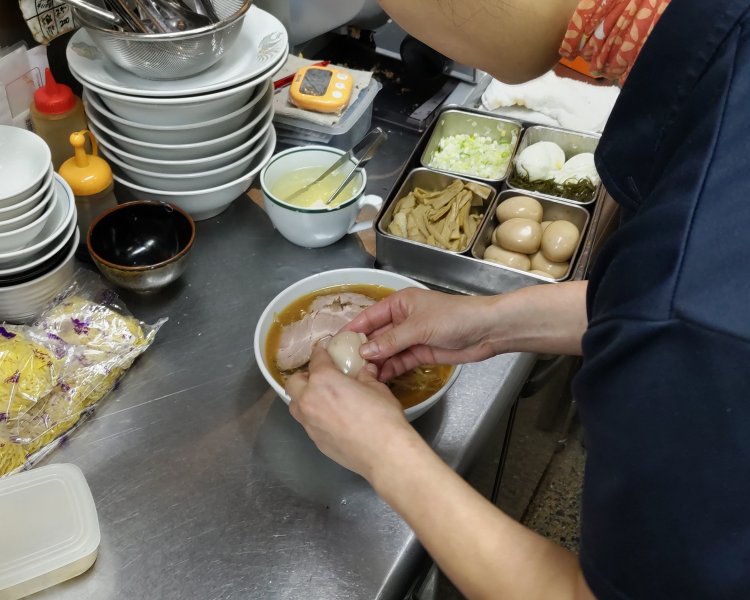 最後にチャーシューや味玉、メンマ、昆布などのトッピングを盛り付ければ完成。