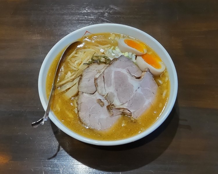 一品でおなかいっぱいになるように、という思いでボリューム満点にしてある特みそラーメン。