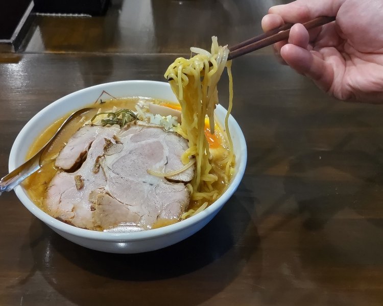 太めの麺はモチモチ＆シコシコ。シャキッとしたモヤシとの食感の違いも心地よい。