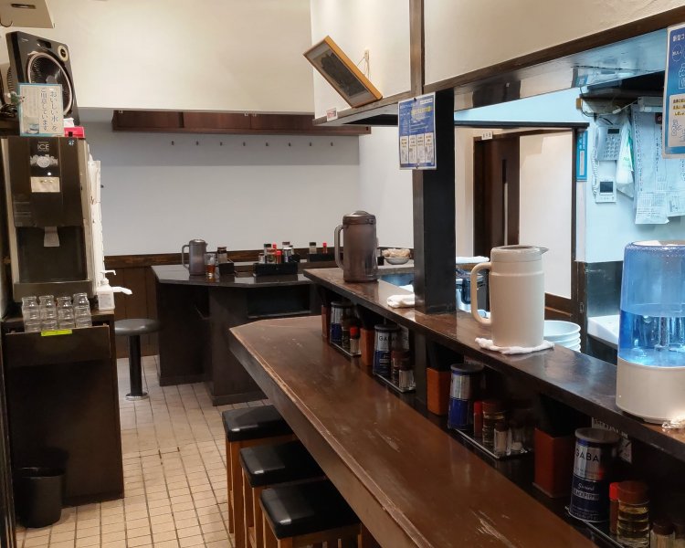 厨房に面したカウンター席のほか、奥には2024年に増設された「C」字型のカウンター席がある。