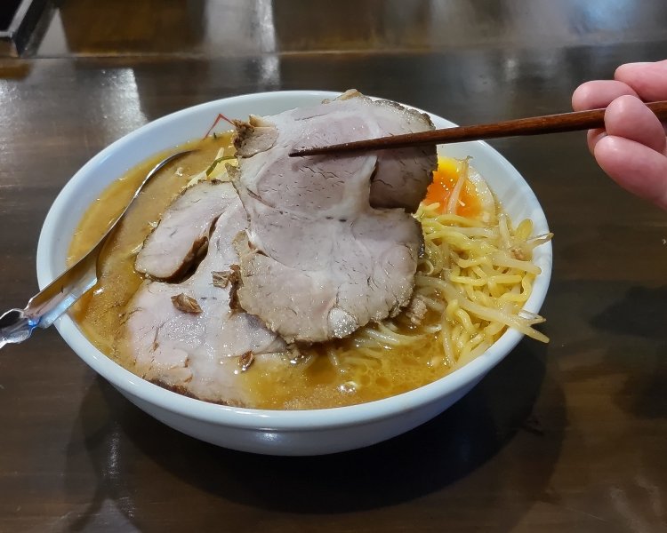 2枚入りのチャーシューは、豚肉の旨味たっぷりでジューシーな仕上がり。