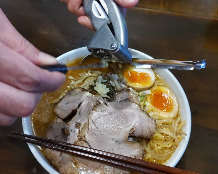 「ニンニクください」とスタッフに声をかければ、絞り器とセットでニンニクを出してもらえる。