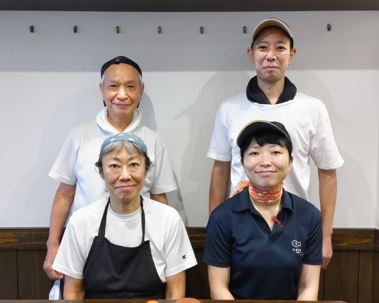 左上から時計回りに店主の義弘さん、信哉さん、亜紀さん、久仁子さん。
