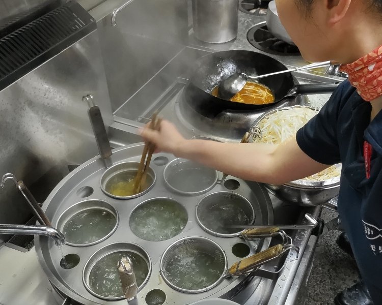 並行して、もうひとりのスタッフが麺を茹でていく。茹で時間は2分40秒。量は一人前160gとやや多め。