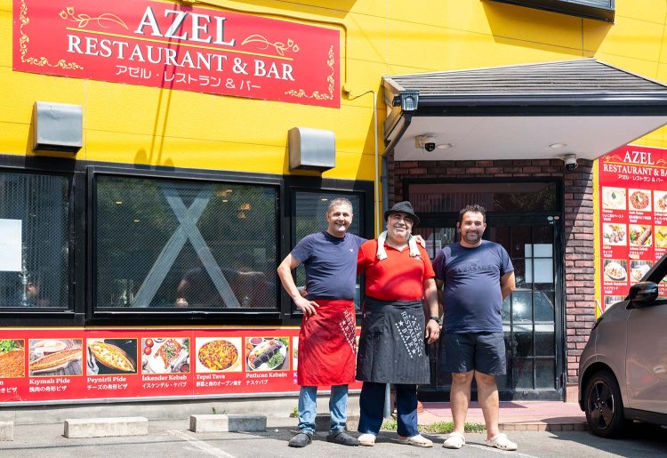 イシ・アルクさん（右）とコックたち。日曜日は朝5時から仕込みを始めるとか。